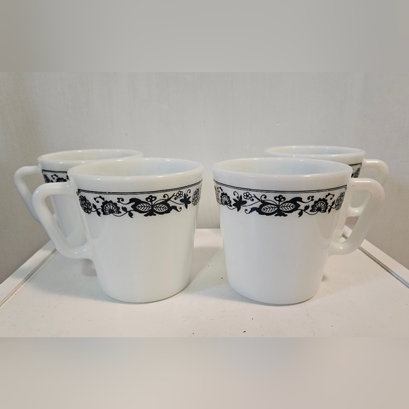 Vintage PYREX Old Town blue 5 piece set. Includes 4 mugs and 1 creamer - Picture 2 of 13